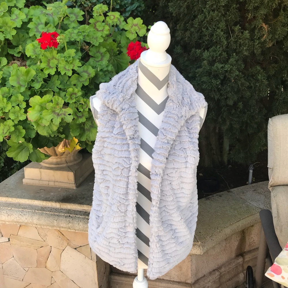 🌸cute Betsy Johnson soft, faux fur vest!